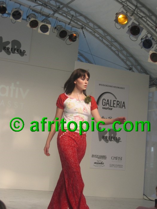 ../Images/Krefeld-Strssenmodenschau-2005 588.jpg